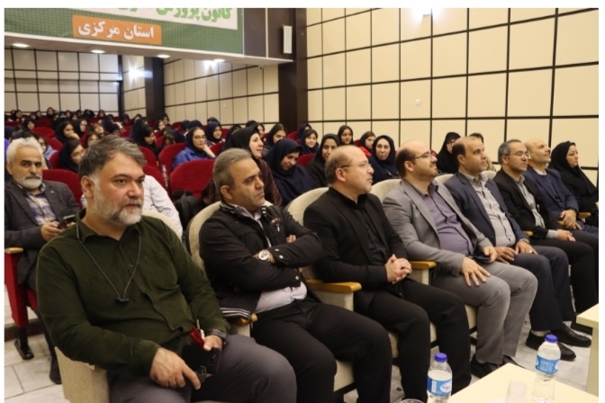 نشست نقد و بررسی کتاب «تیترها از تانک‌ها نمی‌ترسند» در اراک برگزار شد