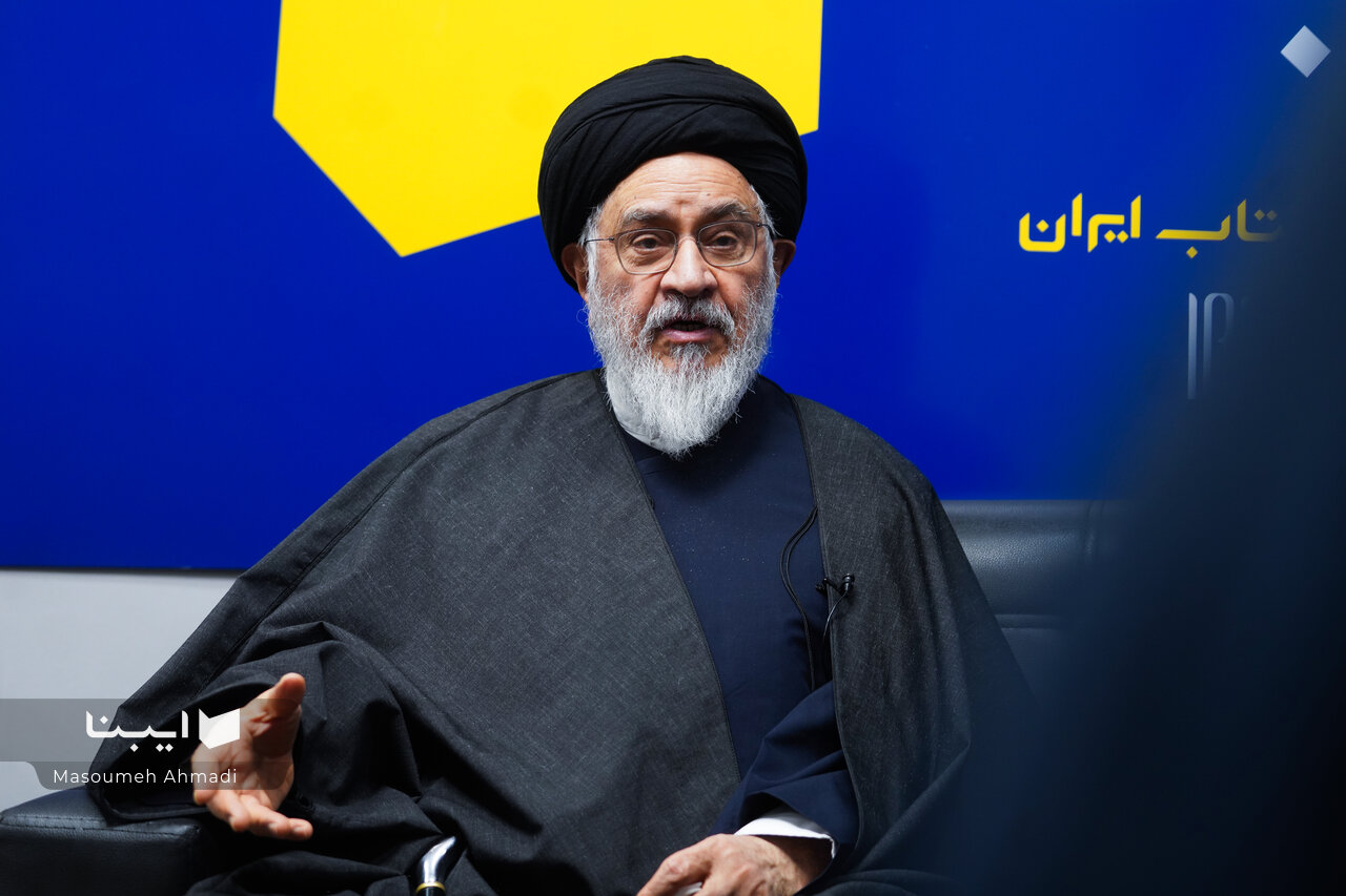 روایت محقق داماد از مخالفان و موافقان انتشار کتاب میان مسلمانان صدر اسلام / پیشوایان دین مقوم نهضت ترجمه