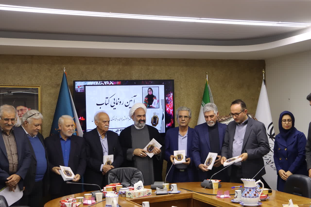 رونمایی کتاب «معنای زندگی سنتی با گویش یزدی»/ حضور «بچههای خوب» بر مزار آذریزدی