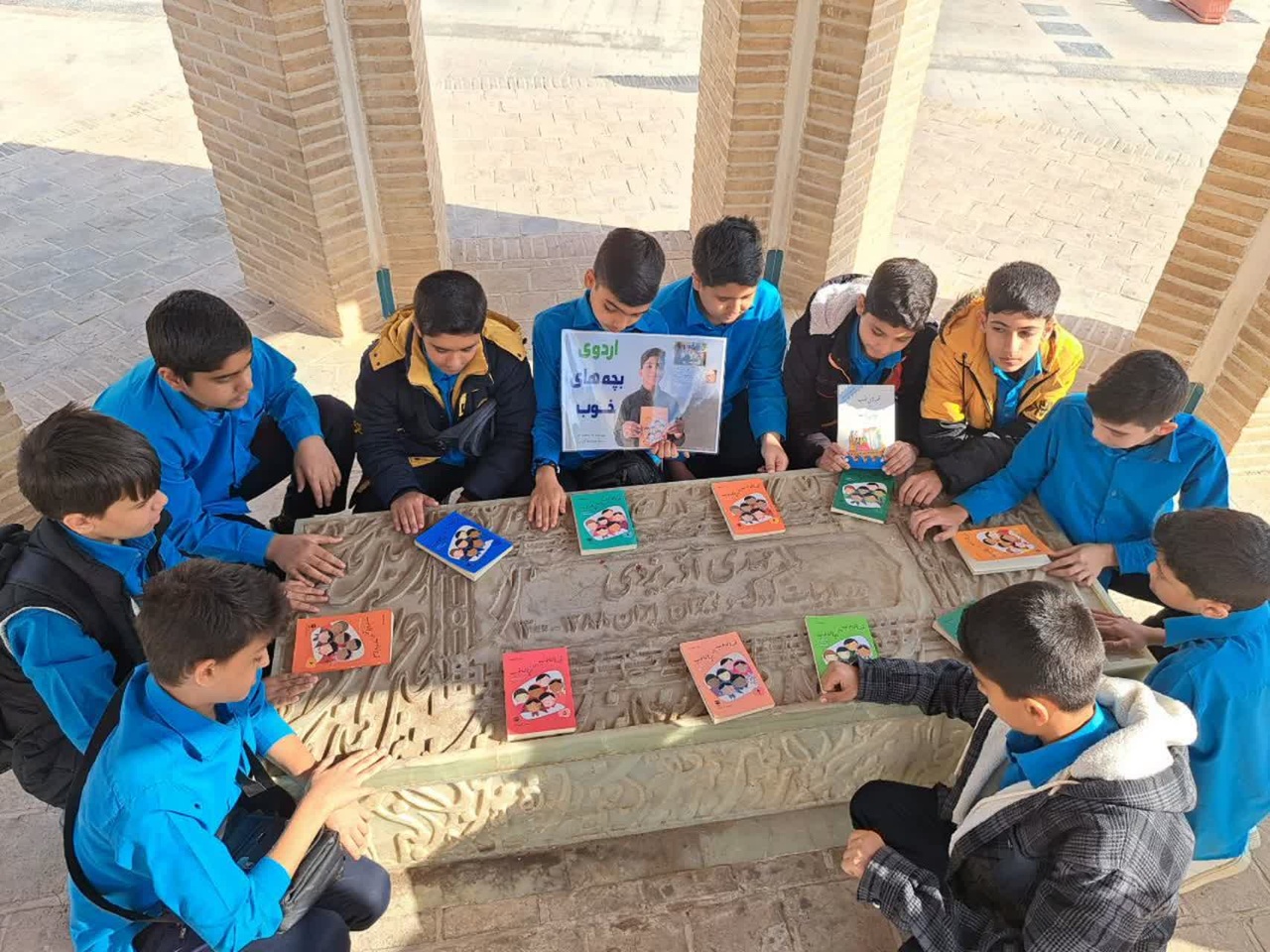 رونمایی کتاب «معنای زندگی سنتی با گویش یزدی»/ حضور «بچه‌های خوب» بر مزار آذریزدی