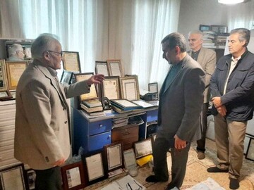 نویسندگان برای سالم‌سازی جامعه از جان و روح خود مایه می‌گذارند