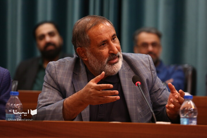 دیدار شاعران و نویسندگان با وزیر فرهنگ و ارشاد اسلامی