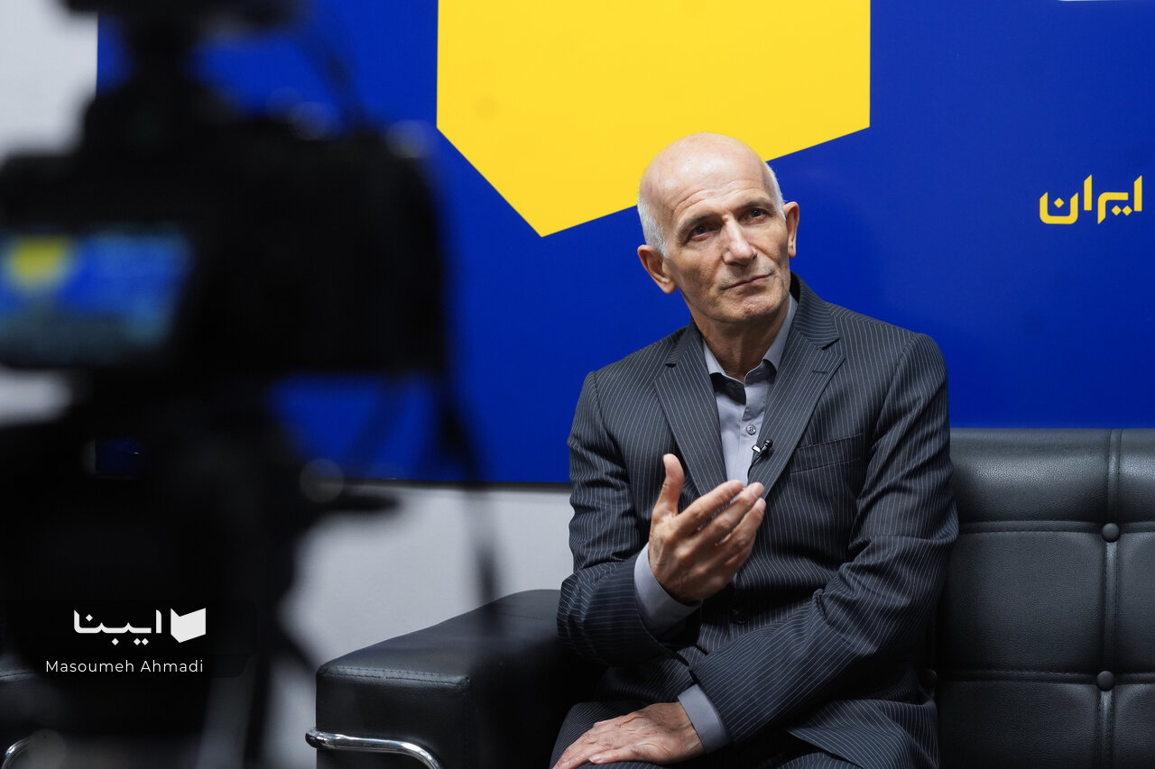 فراستخواه از زوال طبقه متوسط فرهنگی علت کاهش کتابخوانی گفت / مطالعه تمدنی، معاصرساز، مسئلهمحور یا دگرگونساز، و سبک زندگی یعنی چه؟