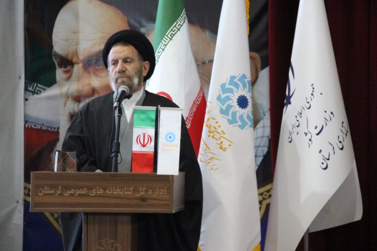 تقریظ‌های رهبر انقلاب چراغ راه نویسندگان/ کتاب سند رسمی فرهنگ و تمدن است