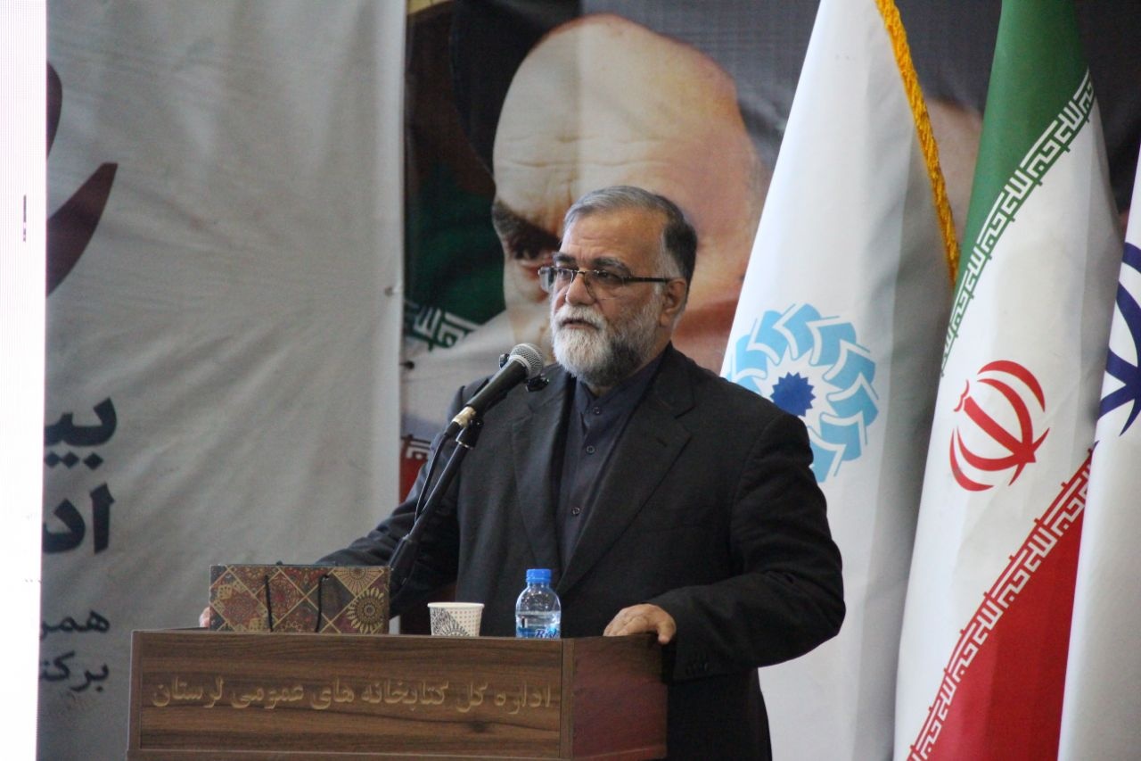 تقریظهای رهبر انقلاب چراغ راه نویسندگان/ کتاب سند رسمی فرهنگ و تمدن است