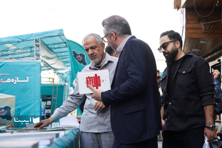 کتابگردی در شهر با احمد مسجد‌جامعی