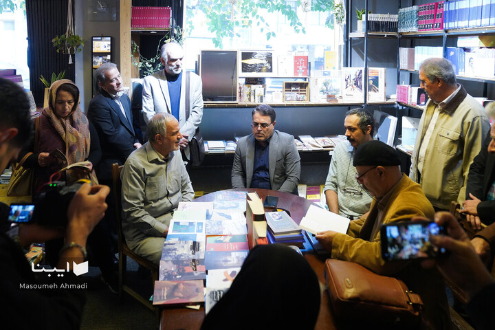 کتابگردی در شهر با احمد مسجد‌جامعی