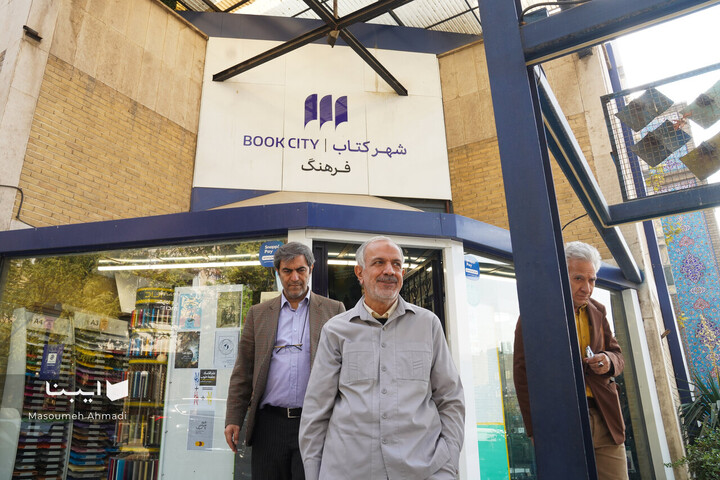 کتابگردی در شهر با احمد مسجد‌جامعی