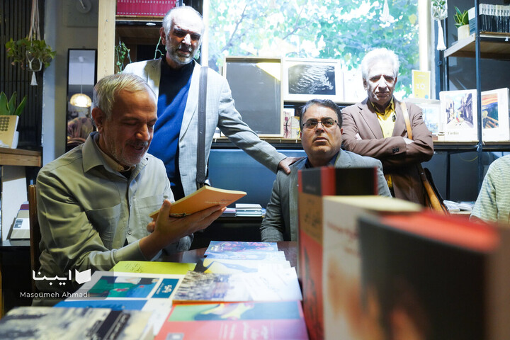 کتابگردی در شهر با احمد مسجد‌جامعی