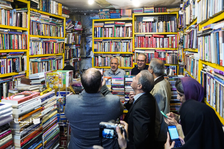 کتابگردی در شهر با احمد مسجد‌جامعی