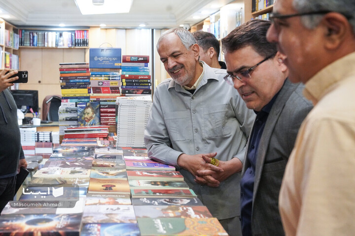 کتابگردی در شهر با احمد مسجد‌جامعی