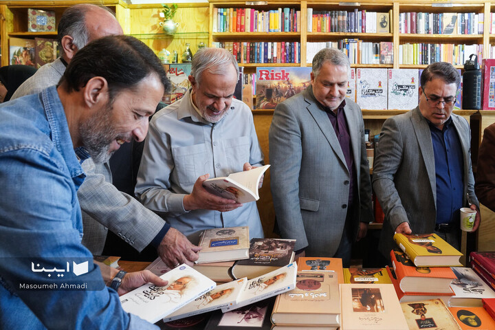 کتابگردی در شهر با احمد مسجد‌جامعی