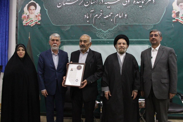 اهدای گواهینامه درجه یک هنری به شاعر لرستانی