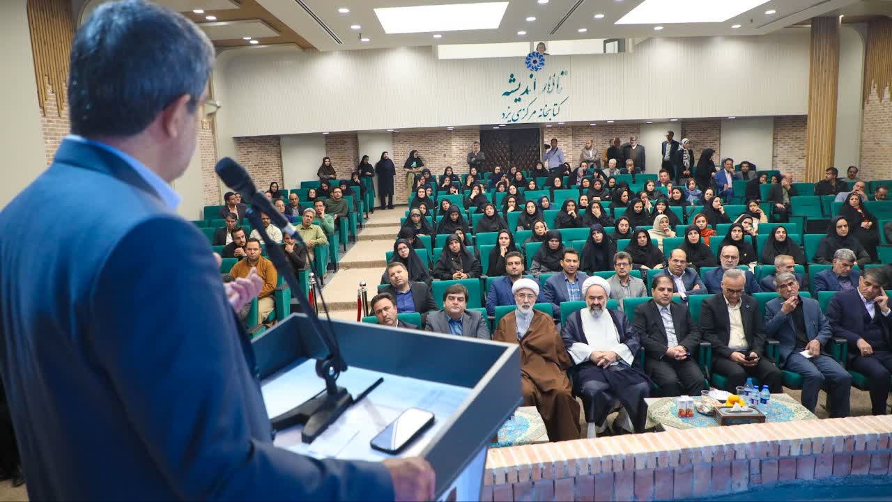 رونماییِ جلد سوم کتاب «بچه‌های موقعیت نامعلوم»/ تجلیل از کتابداران و فعالان کتابخوانی در یزد