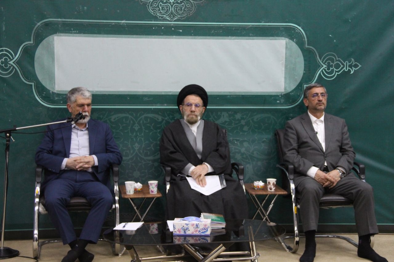 اهدای گواهینامه درجه یک هنری به شاعر لرستانی