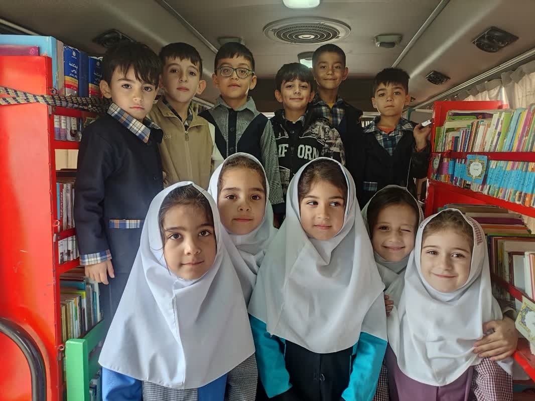 سیری در جهان خاطرات یک کتابدار سیار/ کتابخانههایی که عشق و دانایی پخش میکنند