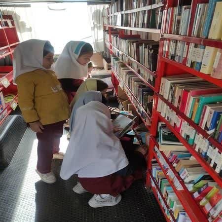 سیری در جهان خاطرات یک کتابدار سیار/ کتابخانههایی که عشق و دانایی پخش میکنند