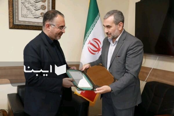 ارومیه لوح «شهر دوستدار کتاب» را دریافت کرد