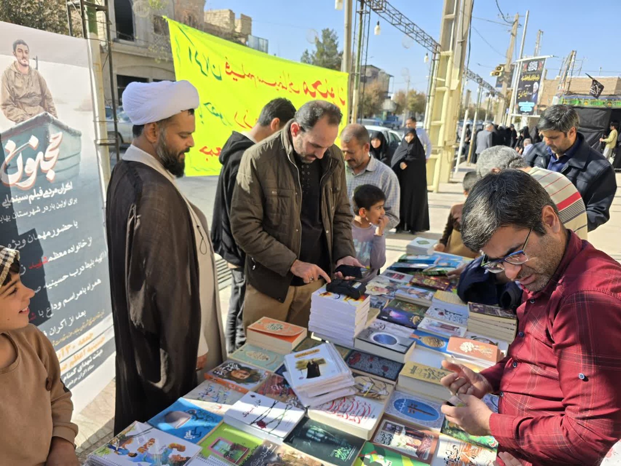 برپایی نمایشگاه کتاب در نماز جمعه بهاباد/ برگزاری حلقههای کتابخوانی در مساجد