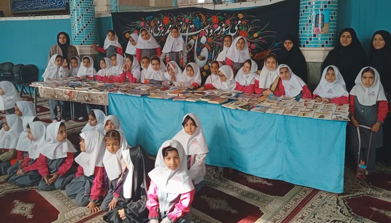 برپایی نمایشگاه کتاب در نماز جمعه بهاباد/ برگزاری حلقههای کتابخوانی در مساجد