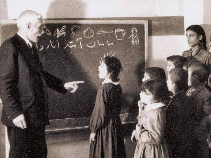 عکسی قدیمی از جبار باغچه‌بان در حال تدریس