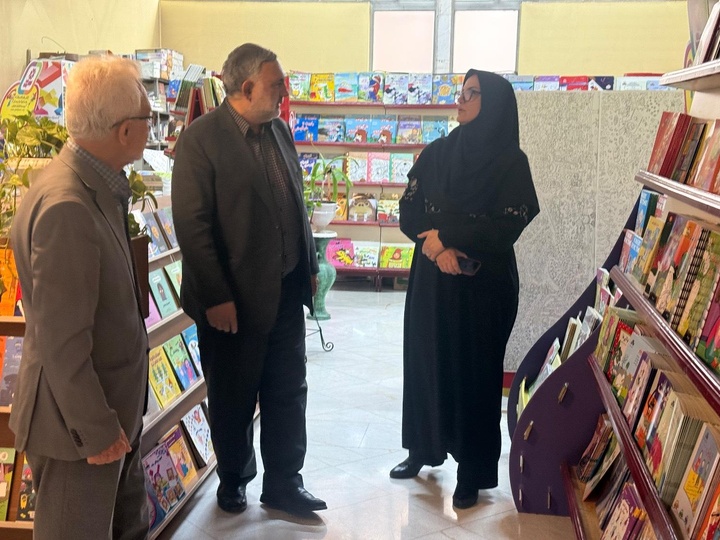 بازدید معاون امور فرهنگی و دبیرکل نهاد کتابخانه‌های عمومی از کتابفروشی حافظ