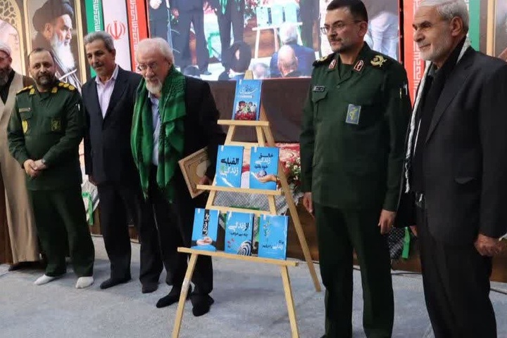 کتاب «چراغی که خاموش نمی‌شود» رونمایی شد