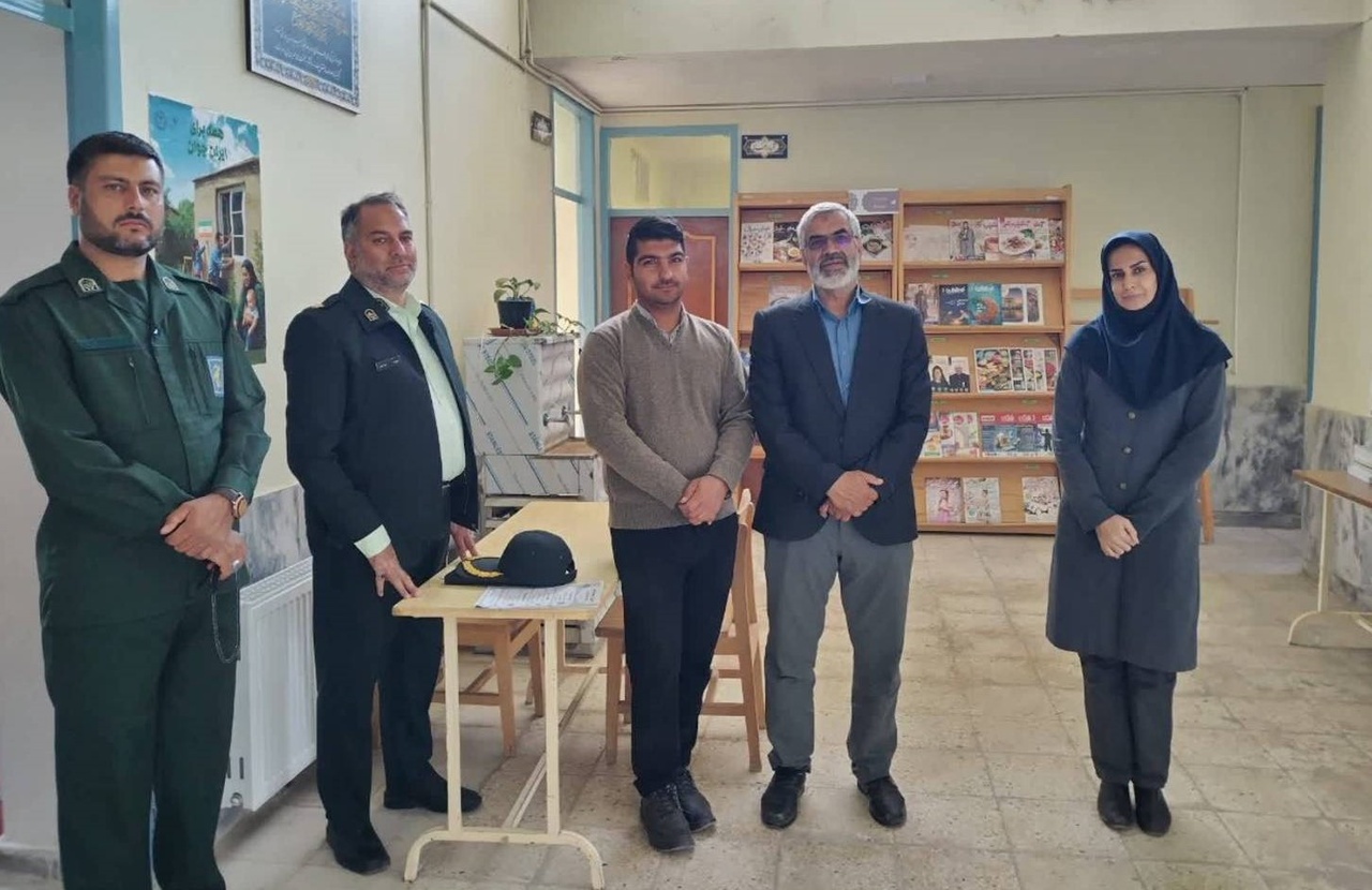 نواختن زنگ کتاب در فیض‌آباد/ برگزاری محفل ادبی چشمه در گلمکان