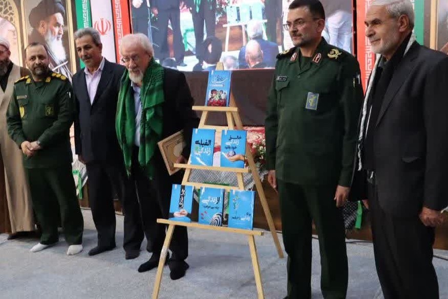 کتاب «چراغی که خاموش نمی‌شود» رونمایی شد