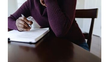 نوشتن چگونه ذهن را بازچینش می‌کند و تاب‌آوری می‌سازد؟