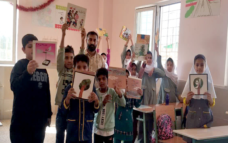 روایتی از بچه‌های روستاهای محرومی که کتاب غیردرسی‌ نخوانده بودند/ کتابخانه سیاری که شوق خواندن آفرید