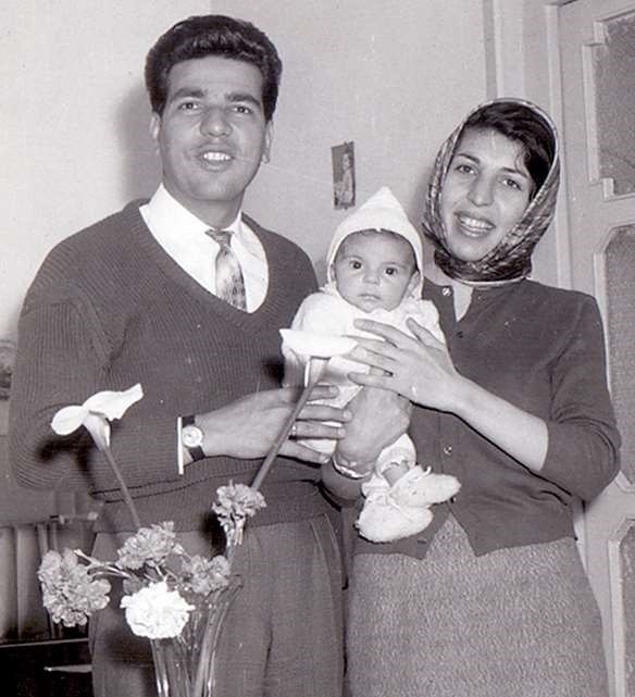 جوانی ژاله آموزگار در کنار همسر و فرزند