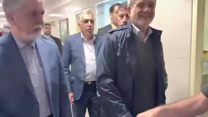 رئیس‌جمهور به عیادت رضا امیرخانی رفت