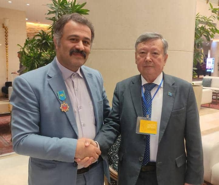 نشان طلای «۵۶۰ سالگی خان‌نشین قزاق» به ادیب ایرانی اهدا شد