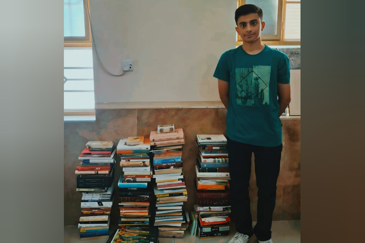 دانشجوی هرمزگانی کتاب‌های کتابخانه شخصی‌اش را به مدرسه‌ای اهدا کرد