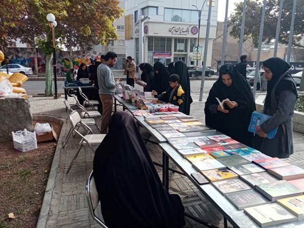 جمعهبازار کتاب در کاشمر/ برنامههای کتابخانهسیار پیک دانایی ۱۰ در قوچان