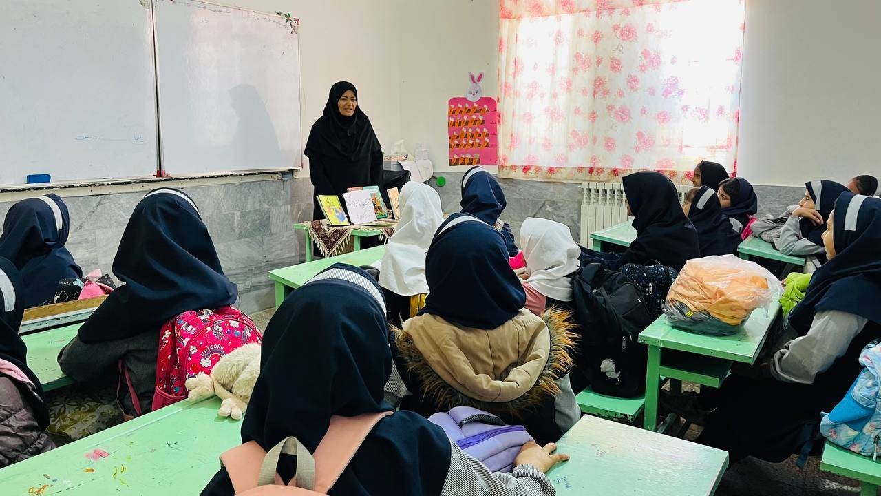 جمعهبازار کتاب در کاشمر/ برنامههای کتابخانهسیار پیک دانایی ۱۰ در قوچان