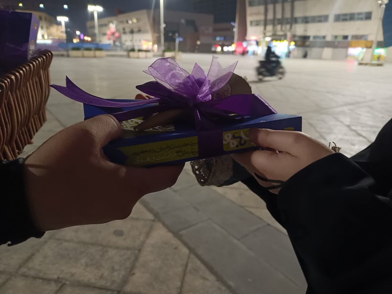 کتاب «مو به مو» به دختران مشهدی اهدا شد