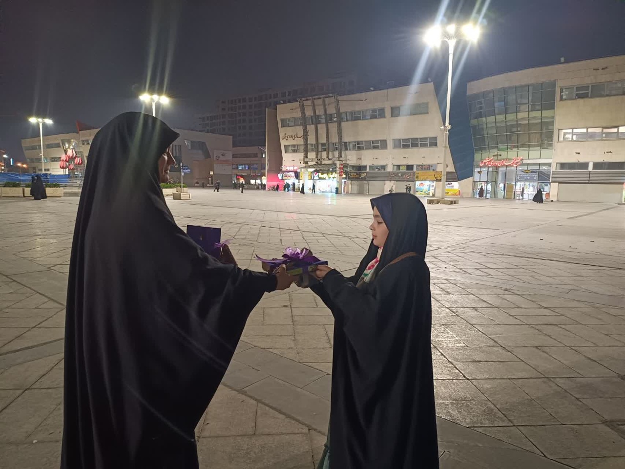 کتاب «مو به مو» به دختران مشهدی اهدا شد