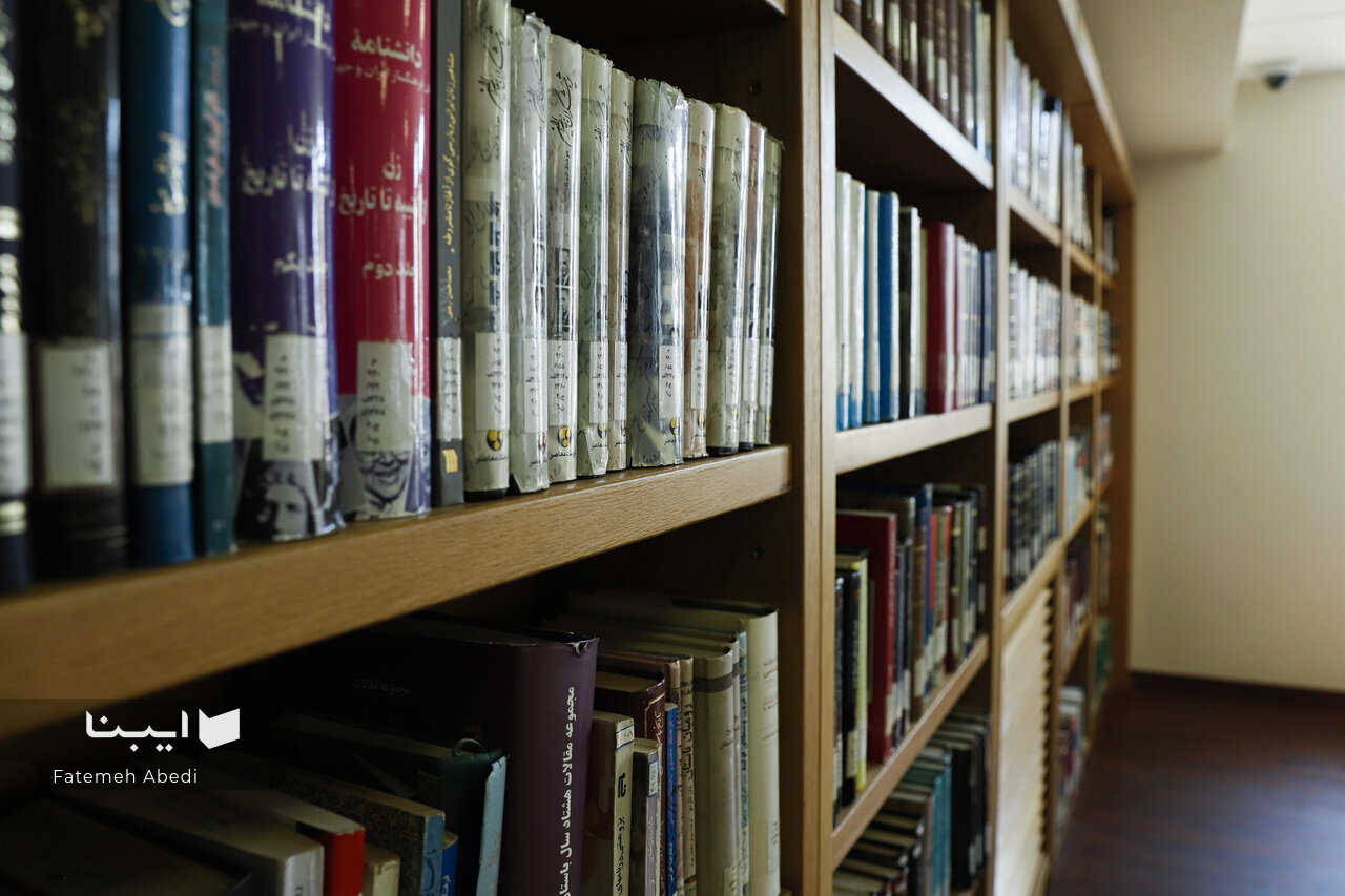 ۱۱۰ هزار جلد کتاب در کتابخانه ادبیات قم وجود دارد / گسترش خدمات در فضای مجازی مهم‌ترین خدمت کتابخانه