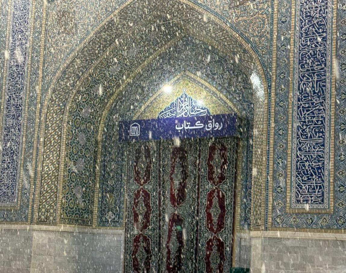 «رواق کتاب» در برف روزهای آخر پاییز