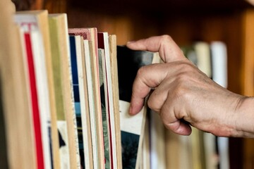 موج‌زدگی اجتماعی، قطب‌نمای بازار کتاب را از کار انداخته است