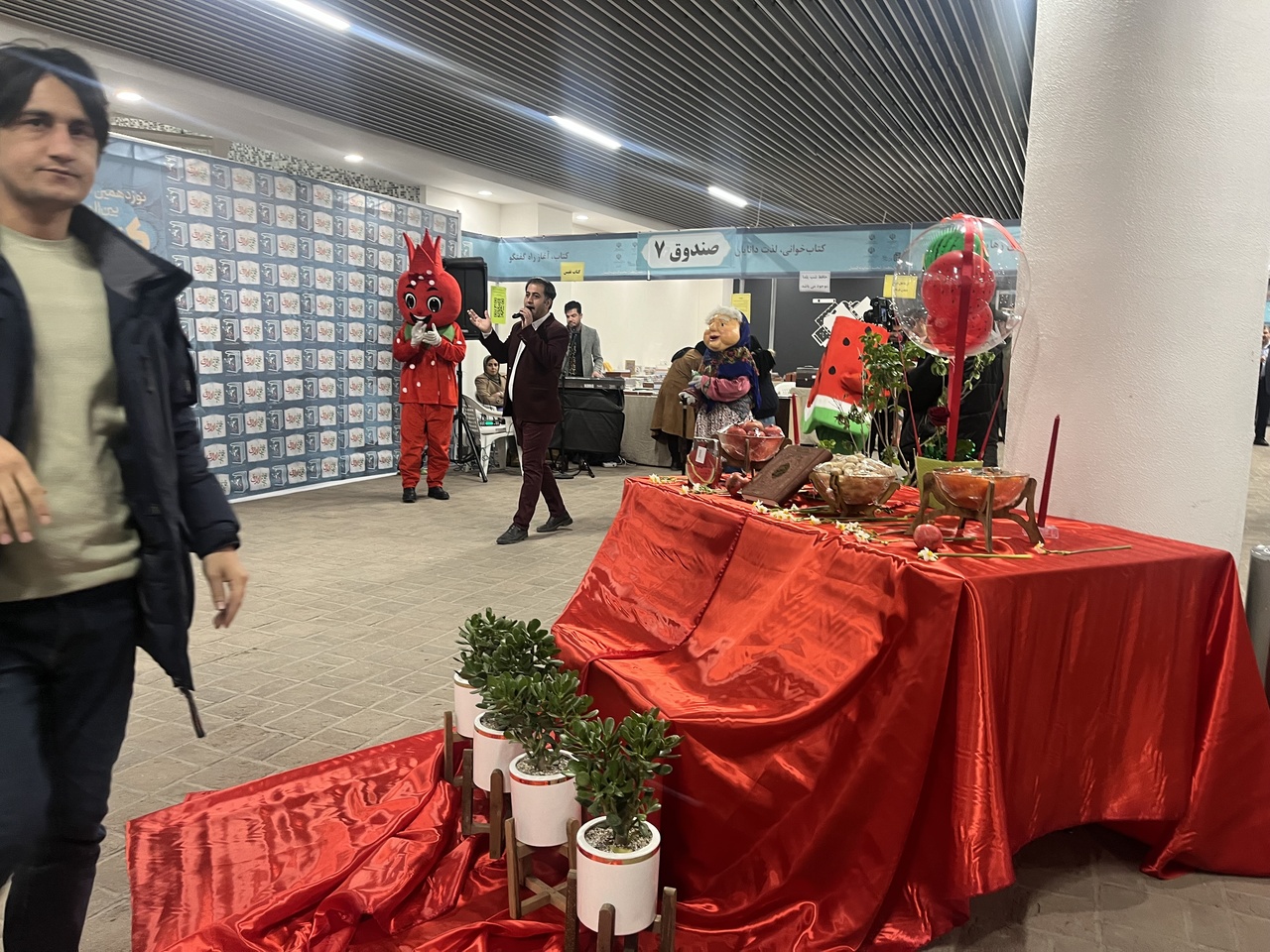 نمایشگاه کتاب کرمان؛ اجتماع آرام کتاب‌دوستان در هوای یلدایی