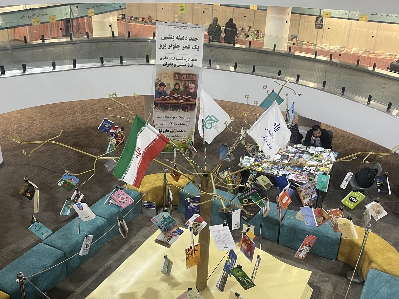 نمایشگاه کتاب کرمان؛ اجتماع آرام کتاب‌دوستان در هوای یلدایی