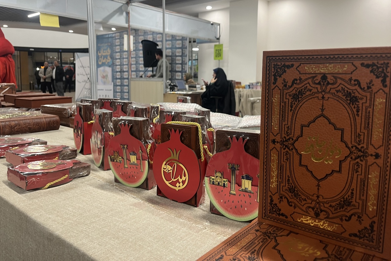 نمایشگاه کتاب کرمان؛ اجتماع آرام کتاب‌دوستان در هوای یلدایی