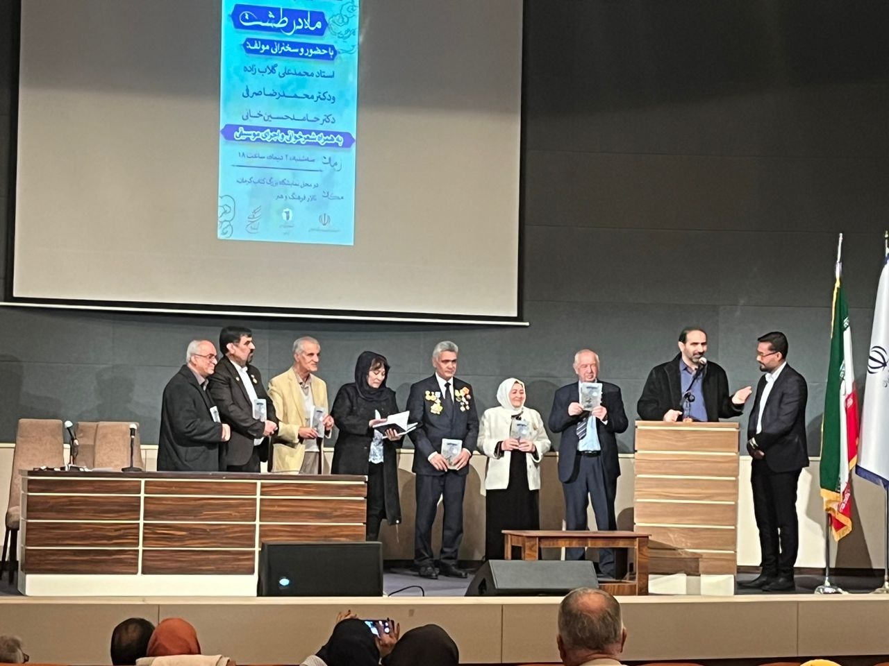 روز پر رونق نمایشگاه کتاب کرمان/ ۲ کتاب رونمایی شد