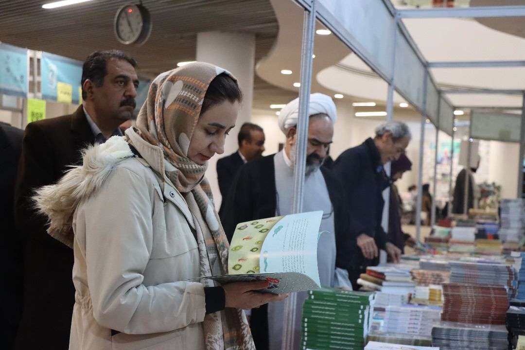 روز پر رونق نمایشگاه کتاب کرمان/ ۲ کتاب رونمایی شد