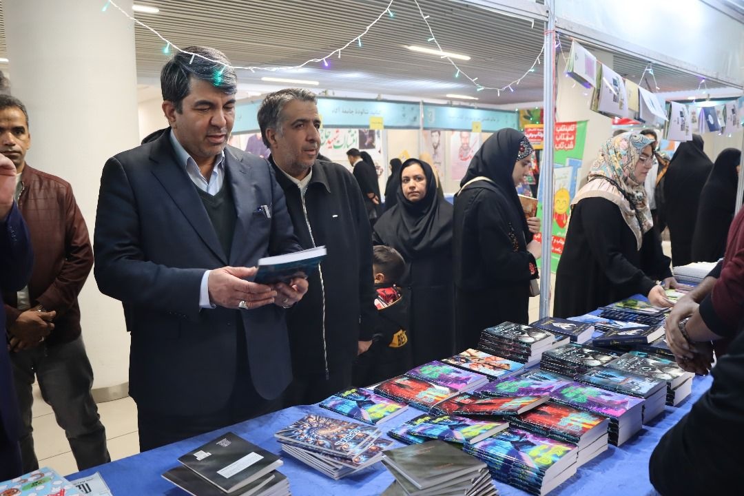 روز پر رونق نمایشگاه کتاب کرمان/ ۲ کتاب رونمایی شد