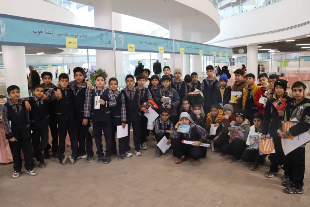 روز پر رونق نمایشگاه کتاب کرمان/ ۲ کتاب رونمایی شد