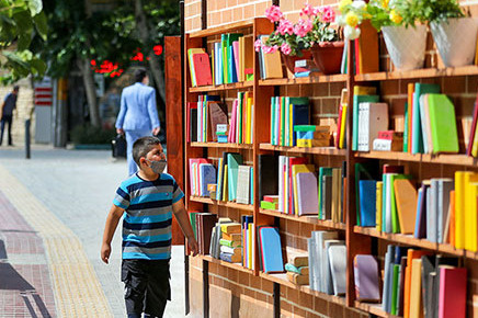 دیوار مهربانی کتاب؛ نسخه‌ای ساده برای ترویج کتابخوانی